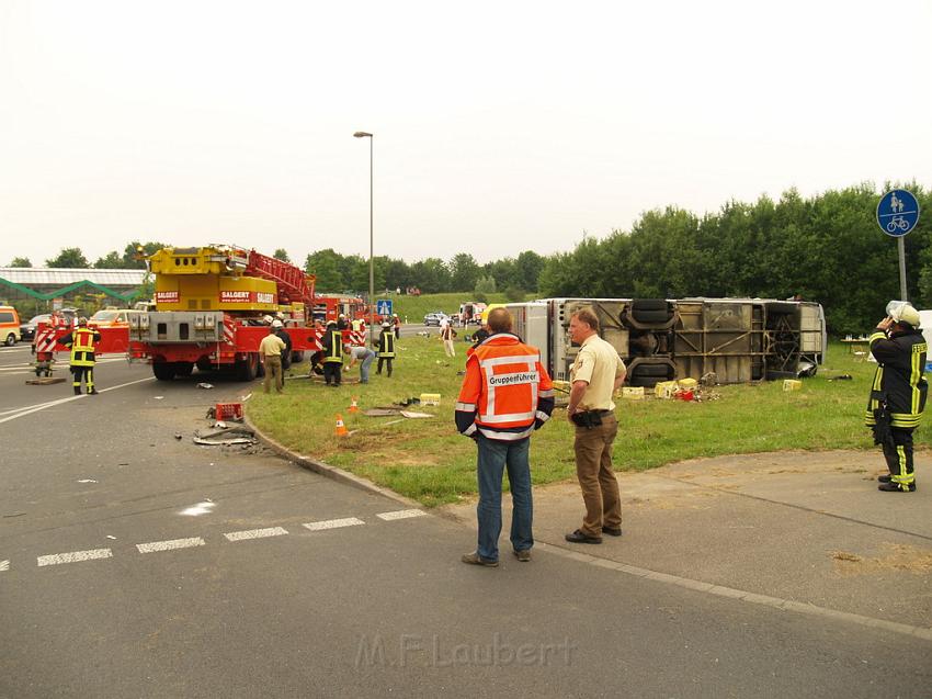 Schwerer Unfall mit Reisebus Lohmar Donrather Dreieck P385.JPG